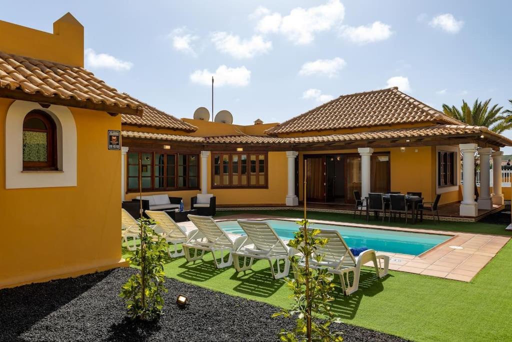 Villa Helen - Heated Pool Wifi Smarttv Barbecue Corralejo Extérieur photo